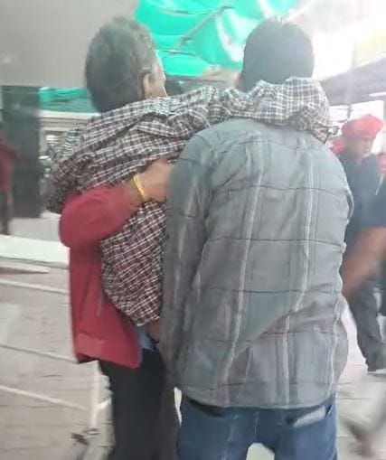 लारी कॉर्डियोलॉजी विभाग में स्ट्रेचर-व्हीलचेयर न मिलने पर मरीज को गोद में उठाकर ले जाया गया। लारी कॉर्डियोलॉजी विभाग में स्ट्रेचर-व्हीलचेयर न मिलने पर मरीज को गोद में उठाकर ले जाया गया।