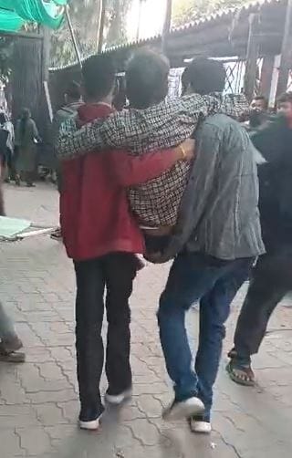 लारी कॉर्डियोलॉजी विभाग में स्ट्रेचर-व्हीलचेयर न मिलने पर मरीज को गोद में उठाकर ले जाया गया। लारी कॉर्डियोलॉजी विभाग में स्ट्रेचर-व्हीलचेयर न मिलने पर मरीज को गोद में उठाकर ले जाया गया।