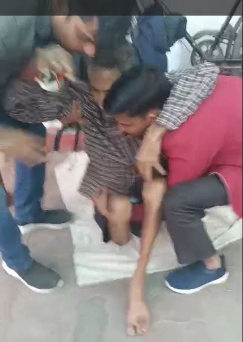लारी कॉर्डियोलॉजी विभाग में स्ट्रेचर-व्हीलचेयर न मिलने पर मरीज को गोद में उठाकर ले जाया गया। लारी कॉर्डियोलॉजी विभाग में स्ट्रेचर-व्हीलचेयर न मिलने पर मरीज को गोद में उठाकर ले जाया गया।