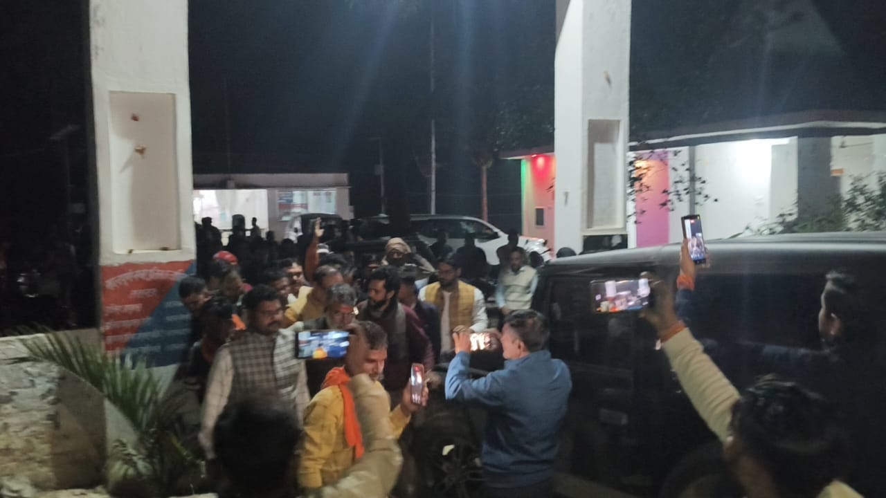 महिगवां थाने के गेट पर विधायक योगेश शुक्ला से वार्ता करते पुलिस अधिकारी। महिगवां थाने के गेट पर विधायक योगेश शुक्ला से वार्ता करते पुलिस अधिकारी।