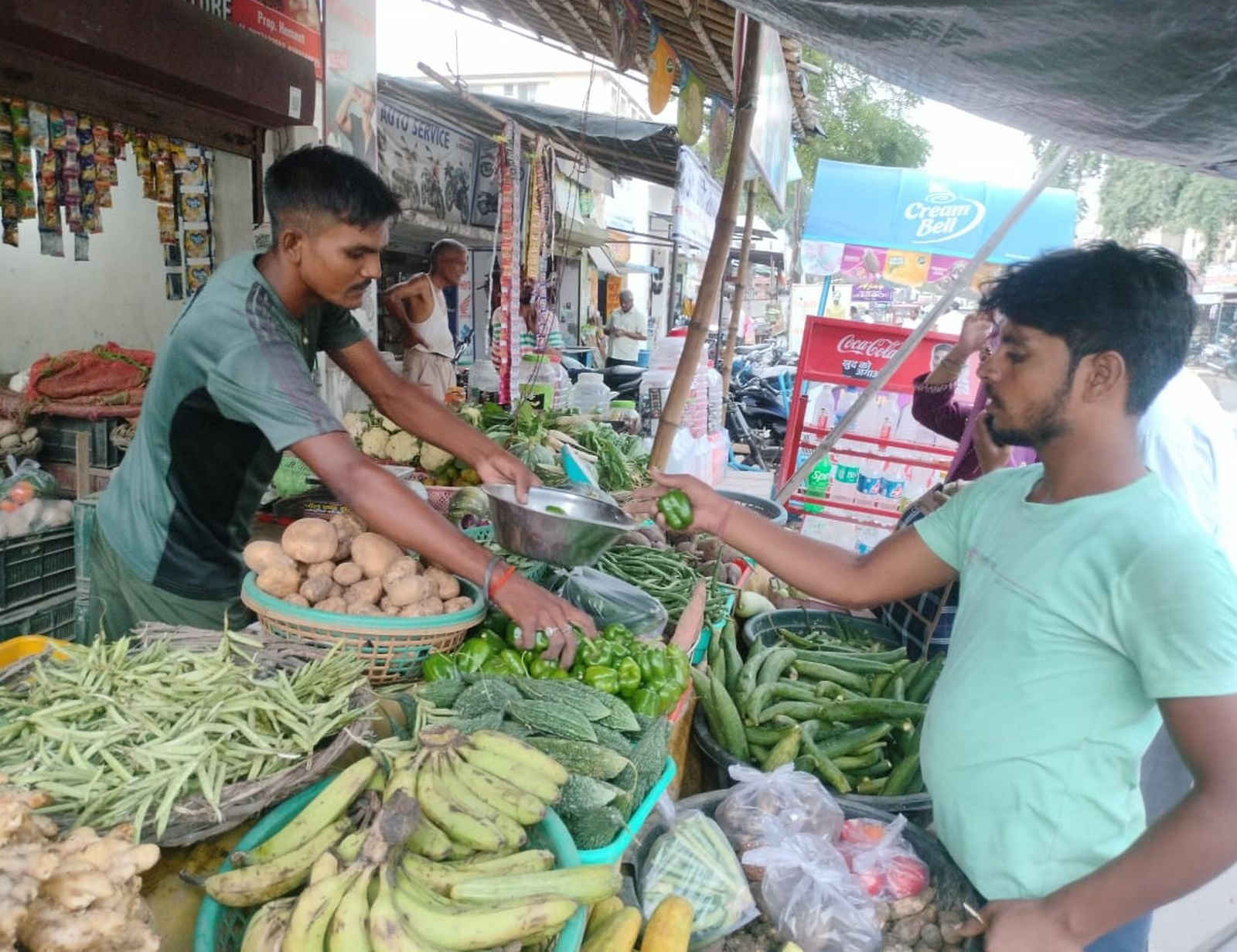 महिला अस्पताल बाहर सब्जी की दुकान। जानकारी देते सब्जी बिक्रेता।संवाद महिला अस्पताल बाहर सब्जी की दुकान। जानकारी देते सब्जी बिक्रेता।संवाद