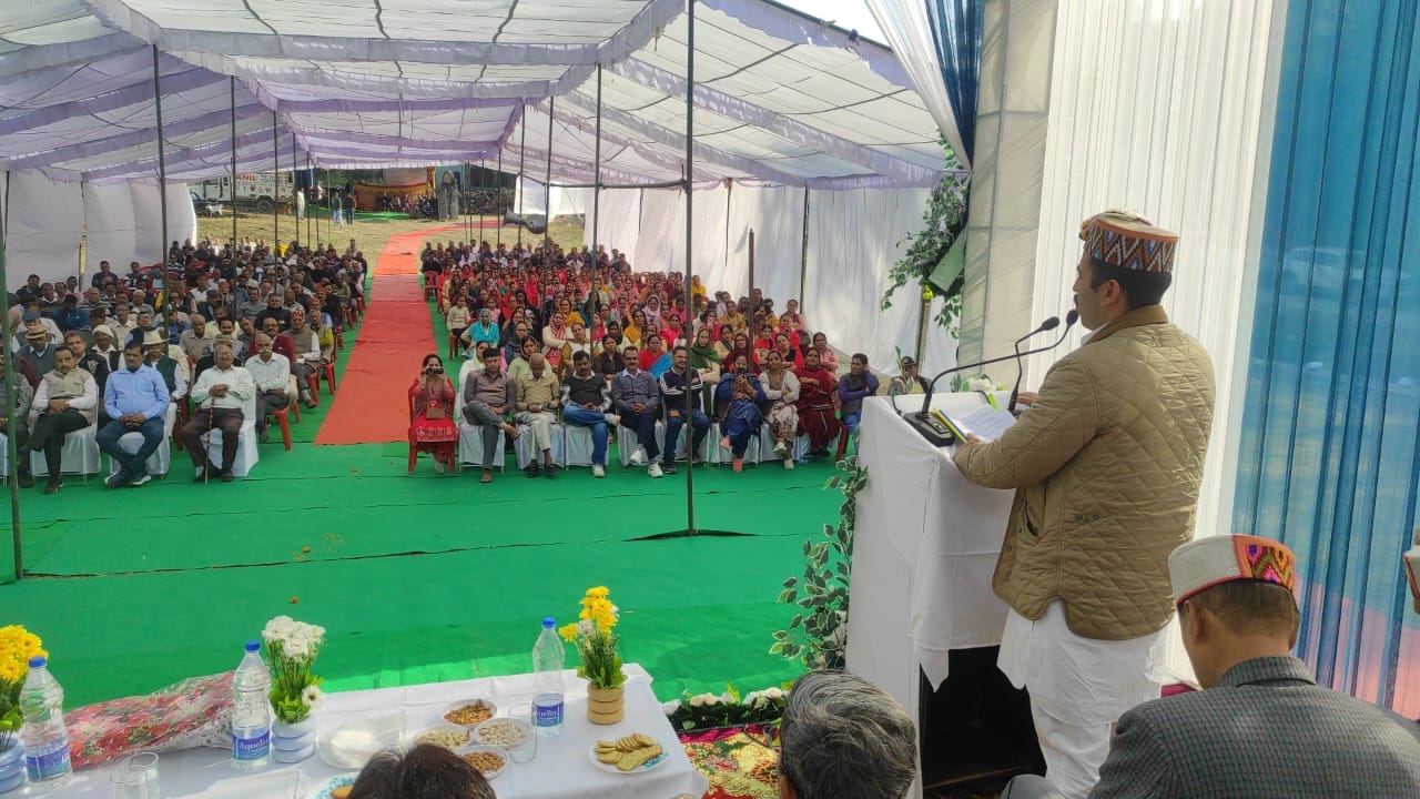 मंत्री विक्रमादित्य सिंह के हाथ मिलाने के बाद ताली बजाकर खुश होता दिव्यांग गोलू। वीडियोग्रैब।