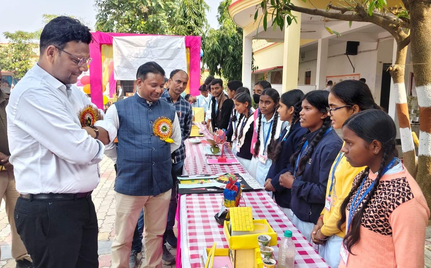 नौगढ़ इंटर कॉलेज में विज्ञान एवं गणित मेले का अवलोकन करते एसडीएम विकास मित्तल। संवाद