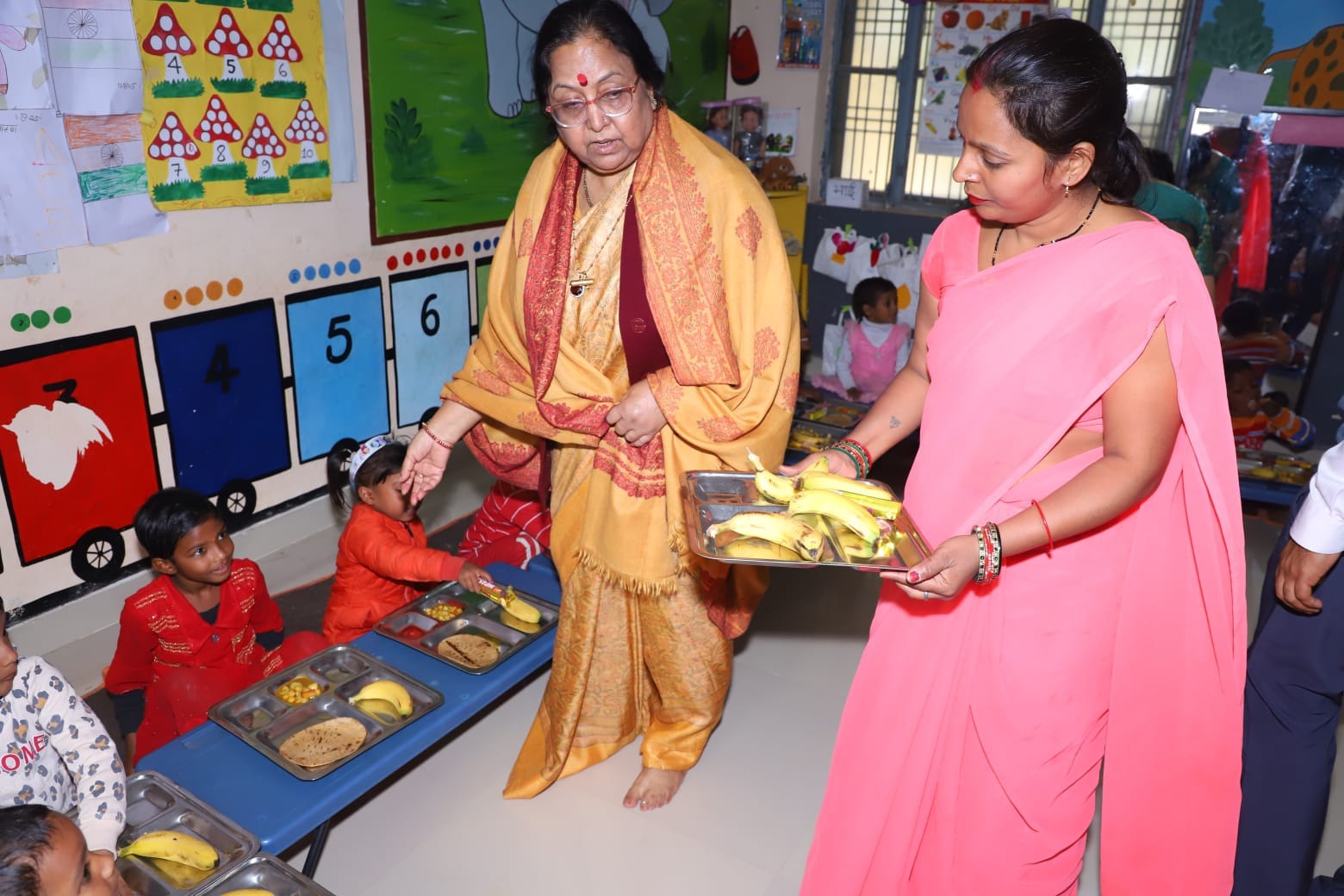 प्रदेश की महिला एवं बाल विकास विभाग मंत्री बेबी रानी मौर्या ने बृहस्पतिवार को रामचौरा स्थित आंग