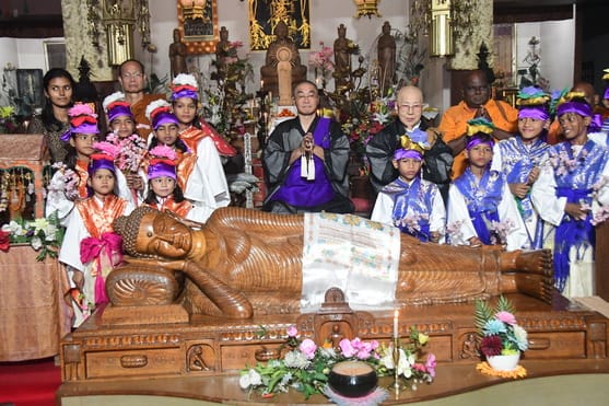 सारनाथ के जपानी बौद्ध मंदिर में एशिया पर्व की पूर्व संध्या पर बिजली की छटा से जगमगाता मंदिर। अम सारनाथ के जपानी बौद्ध मंदिर में एशिया पर्व की पूर्व संध्या पर बिजली की छटा से जगमगाता मंदिर। अम