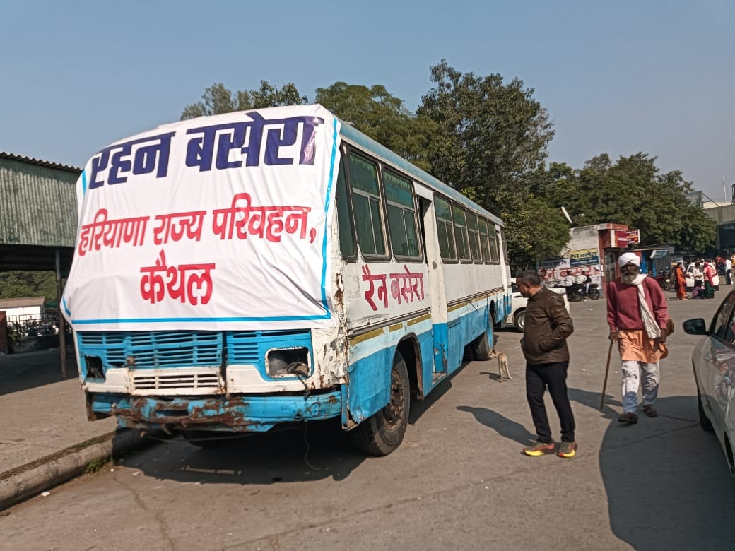 सिरटा रोड के रैन बसेरे का निरीक्षण करते नगर आयुक्त।