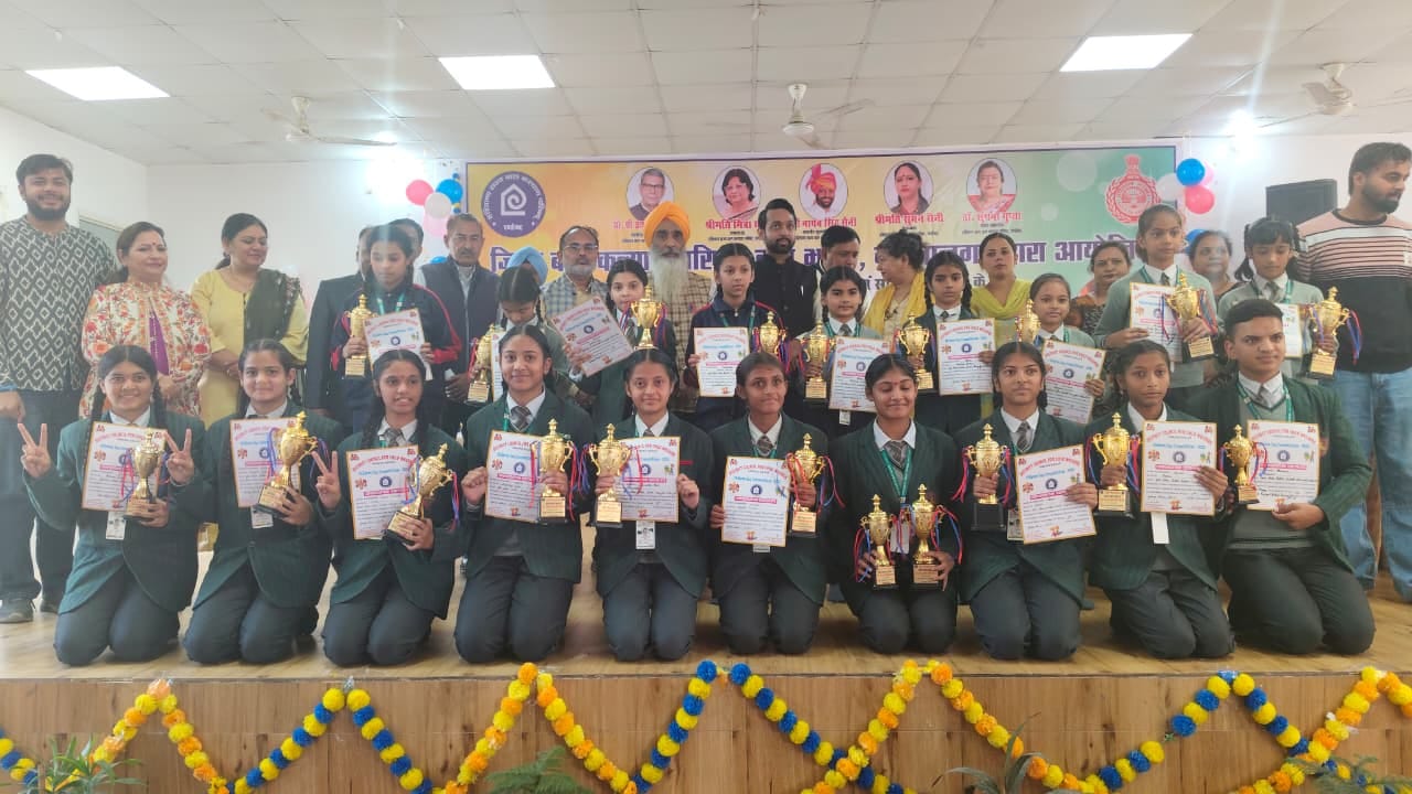 सांस्कृतिक कार्यक्रम की प्रस्तुति देतीं छात्राएं। संवाद सांस्कृतिक कार्यक्रम की प्रस्तुति देतीं छात्राएं। संवाद