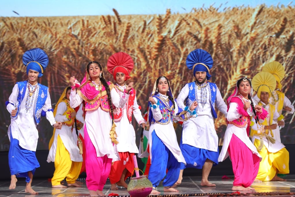 सांस्कृतिक कार्यक्रम की प्रस्तुति देतीं छात्राएं। संवाद