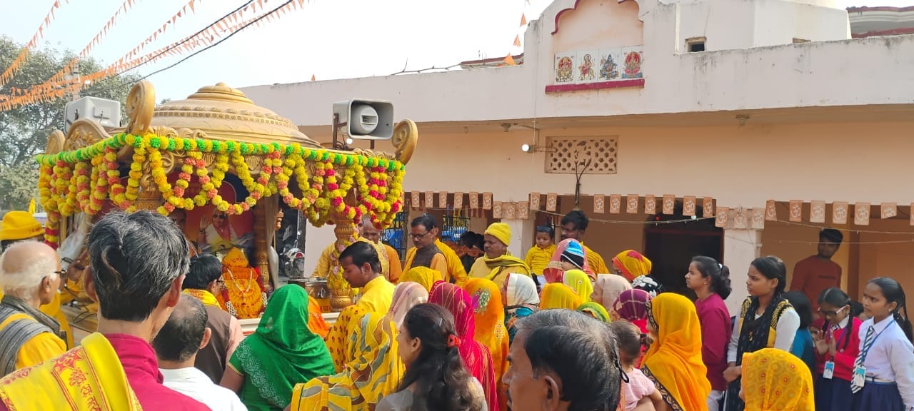 सांथा में गायत्री परिवार के ज्योति कलश रथ का स्वागत करते हुए विधायक अनिल त्रिपाठी । संवाद