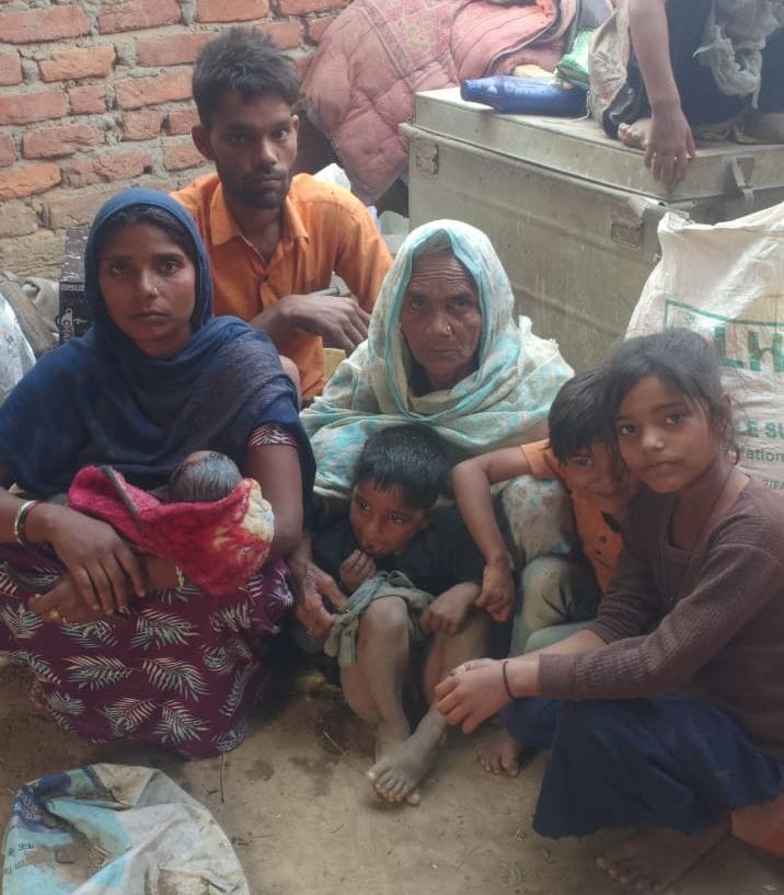 उसावां में मकान के अंदर फर्श धसकने से हुआ गड्ढा। संवाद