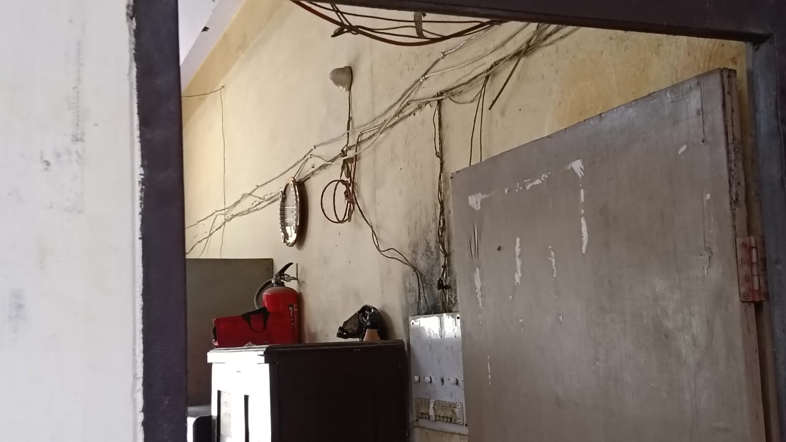 विकास भवन के दूसरे तल पर खुला पड़ा बिजली बॉक्स संवाद