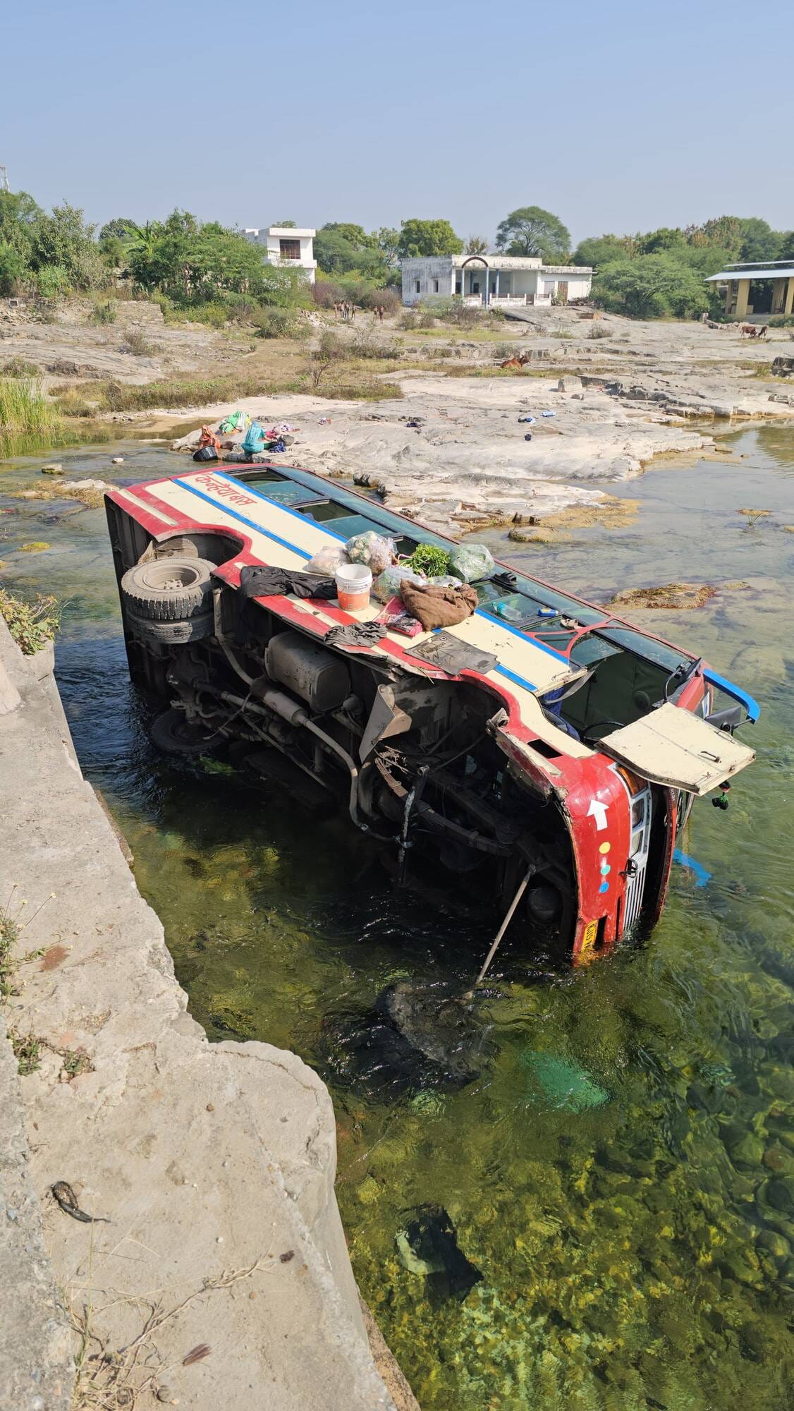 यात्रियों से भरी बस बनास नदी मे गिरी, 15 यात्री घायल