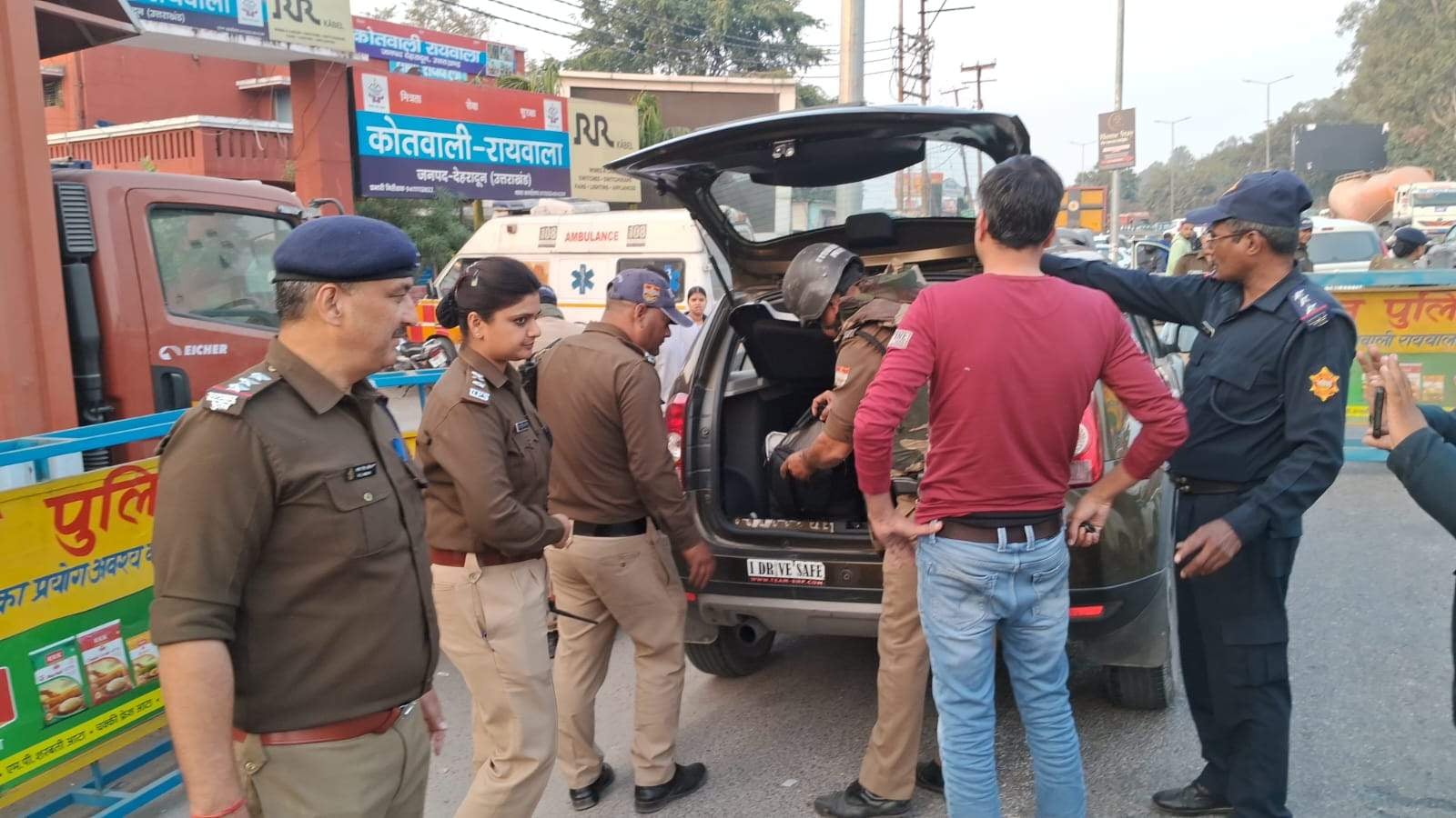 06 रायवाला में लगा वाहनों का लंबा जाम।संवाद 06 रायवाला में लगा वाहनों का लंबा जाम।संवाद