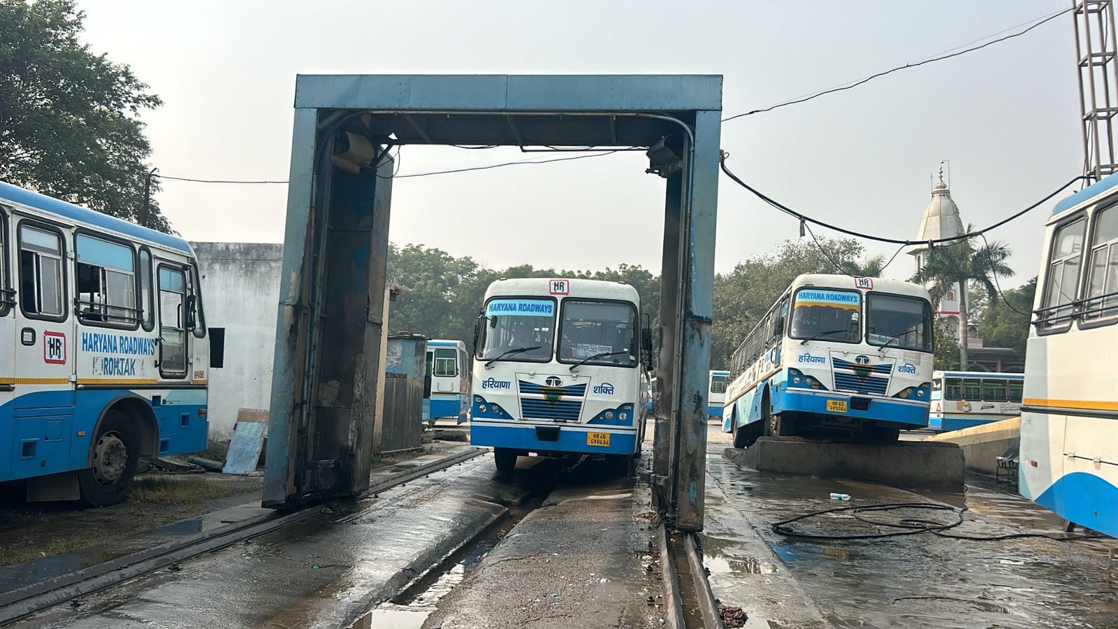 11...रोहतक बस स्टैंड के कर्मशाला में स्वचालित वॉशिंग मशीन बंद होने से हाथ से सफाई करते कर्मचार 11...रोहतक बस स्टैंड के कर्मशाला में स्वचालित वॉशिंग मशीन बंद होने से हाथ से सफाई करते कर्मचार