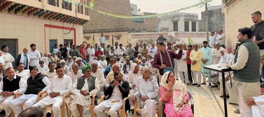 21जेएनडी10 :गुरुसर गांव में विक्रम के घर श्रद्धांजलि देने के दौरान परिवार से बातचीत करते हुए। स 21जेएनडी10 :गुरुसर गांव में विक्रम के घर श्रद्धांजलि देने के दौरान परिवार से बातचीत करते हुए। स