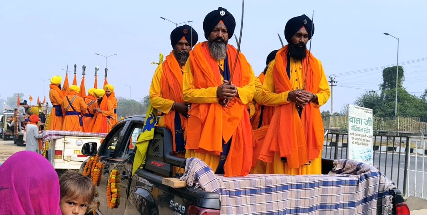 21जेएनडी12-गुरु ग्रंथ साहिब के आगे माथा टेक आशीर्वाद लेते हुए श्रद्धालु। स्रोत प्रशासन
