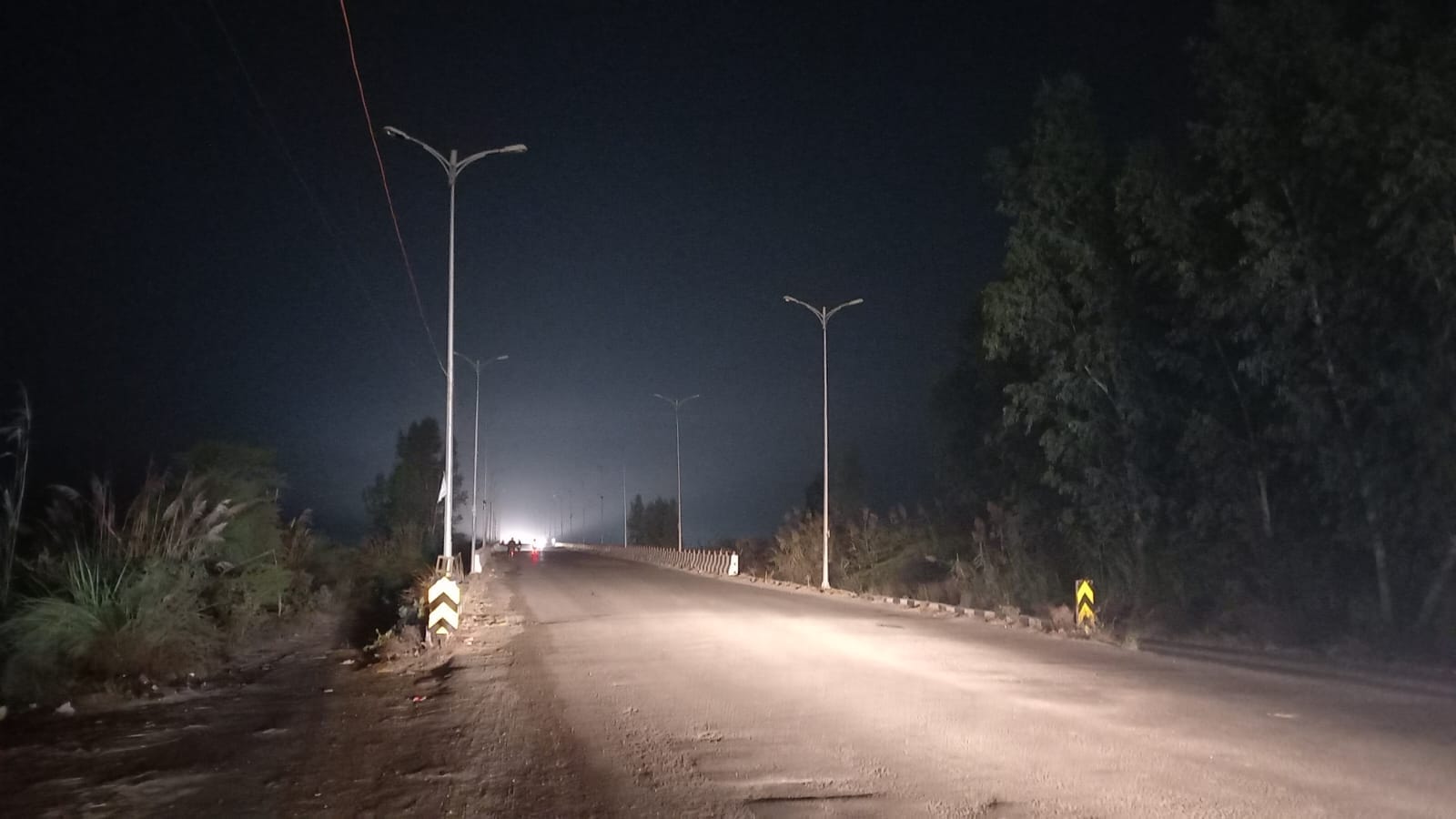 21jjrp14- कोसली रोड फ्लाईओवर पर बंद पड़ी स्ट्रीट लाइट। संवाद