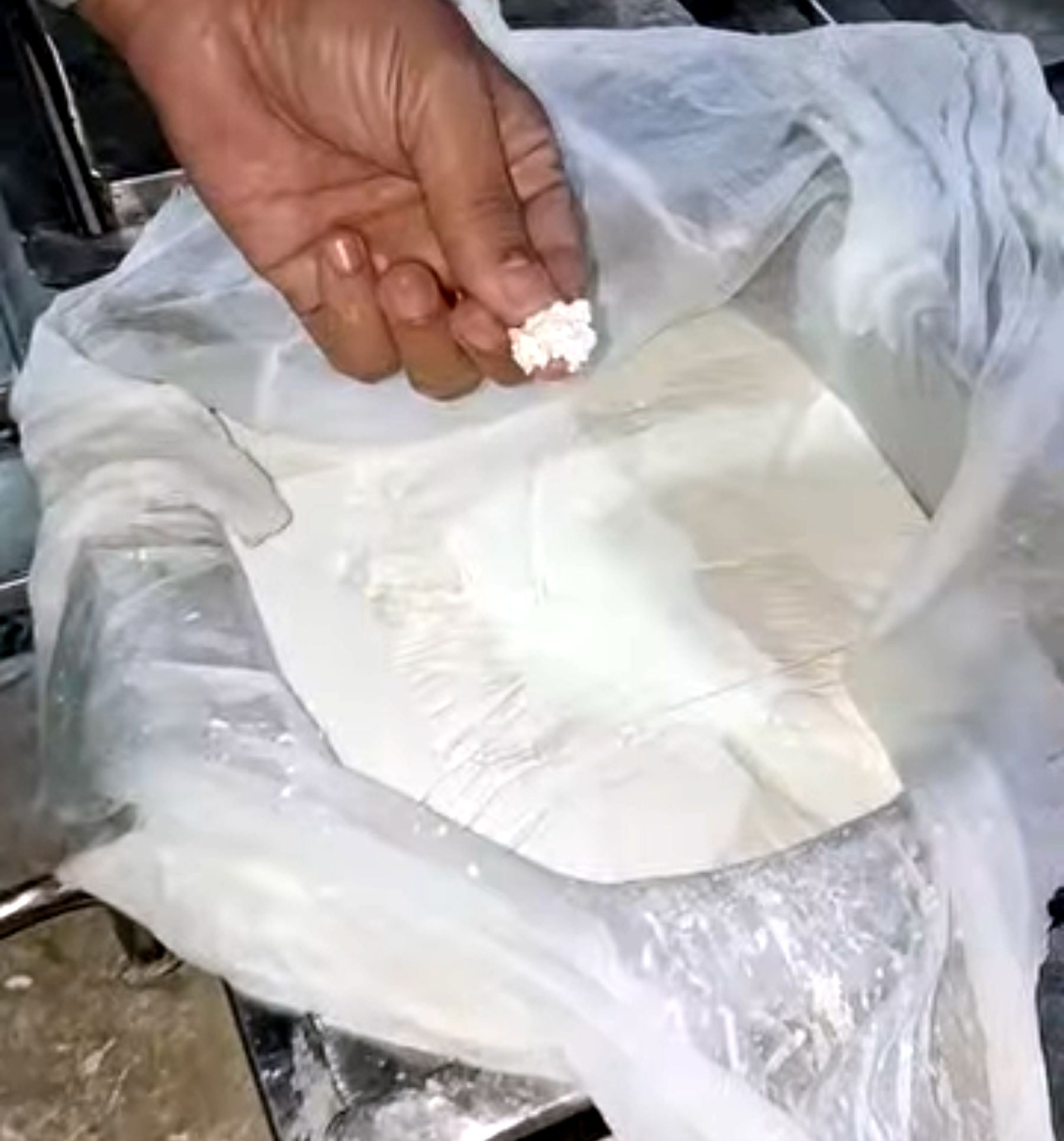 21केएलटी1: नकली पनीर बनाने की फैक्ट्री में छापामार कार्यवाही के दौरान हो रही चेकिंग