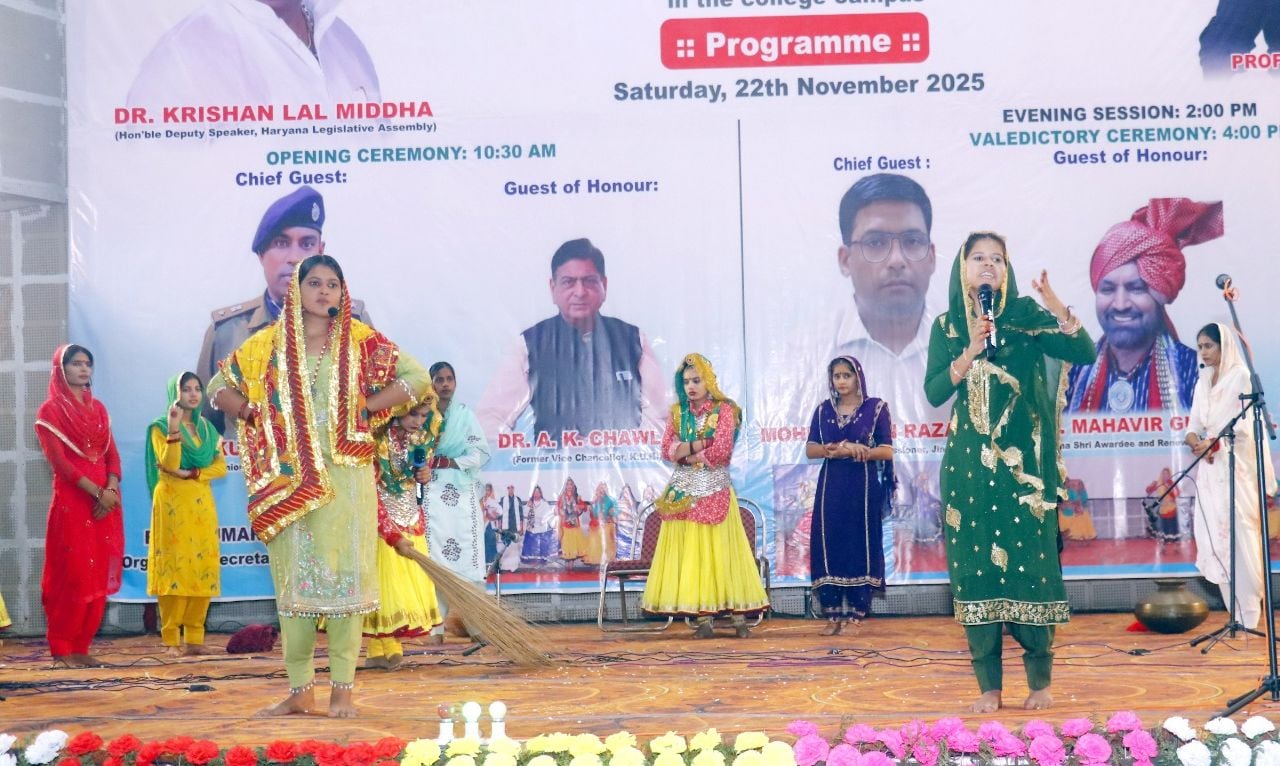 22जेएनडी23: कार्यक्रम में नृत्य करती हुई छात्रा। संवाद