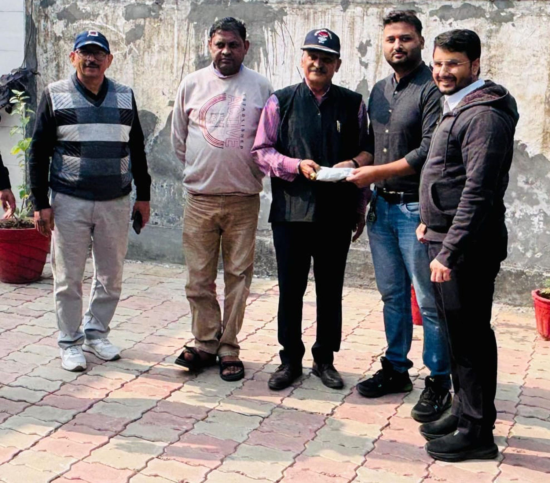 22केएलटी2: इस स्कीम के तहत पहला पैकेट लेते तरुण भट्ट व स्टाफ 22केएलटी2: इस स्कीम के तहत पहला पैकेट लेते तरुण भट्ट व स्टाफ