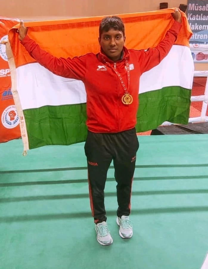 40...शहीद बैतूल सिंह स्टेडियम रुड़की में कोच विजय के साथ मौजूद खिलाड़ी। स्रोत : कोच