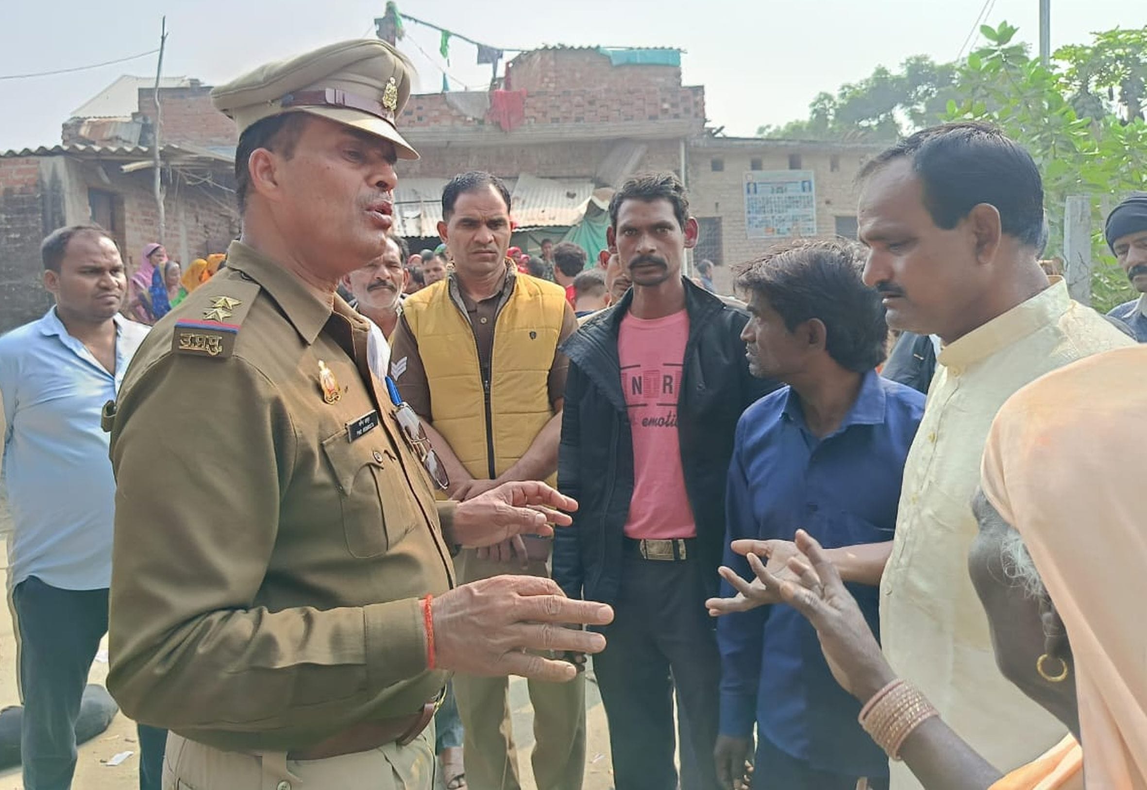 बाजार शुकुल के पूरे थानी मजरे रस्तामऊ गांव आक्रोशित सुमित के परिजन व उन्हें समझाते थाना प्रभा बाजार शुकुल के पूरे थानी मजरे रस्तामऊ गांव आक्रोशित सुमित के परिजन व उन्हें समझाते थाना प्रभा