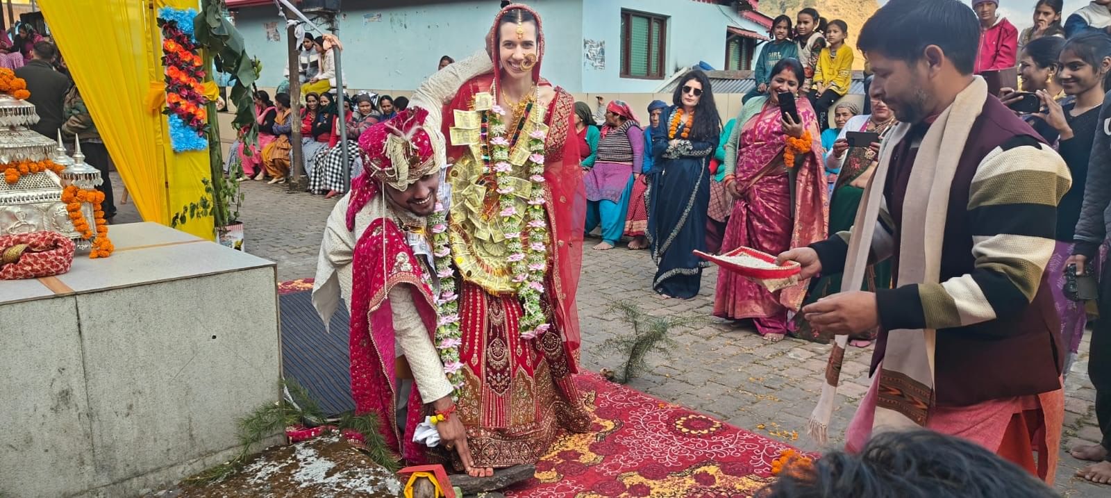 बार्सू गांव में हिंदू रीति रीवाज के साथ शादी करते लंदन की मेलोडी और रुद्रप्रयाग जाखणी निवासी अक