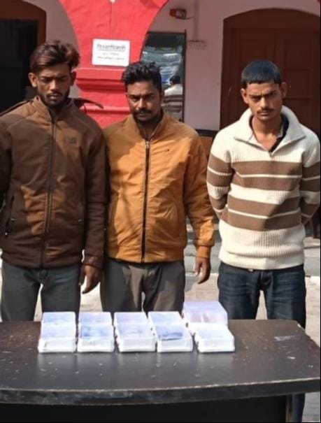 चोरी करने के आरोपी व बरामद सामान। चोरी करने के आरोपी व बरामद सामान।