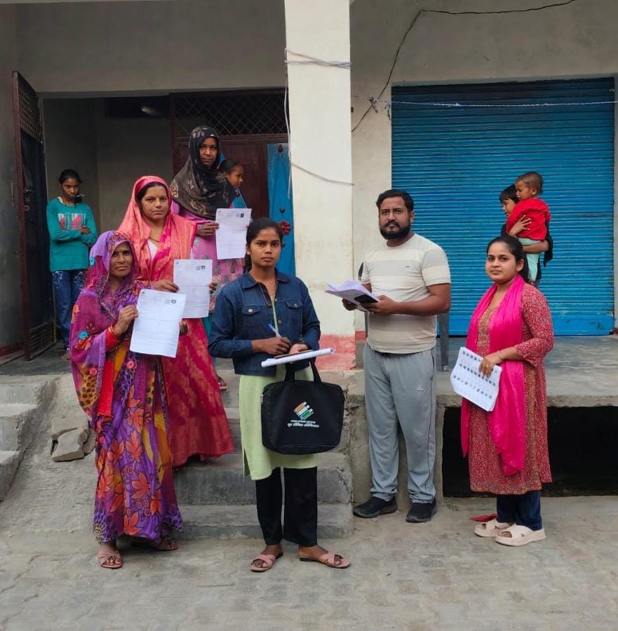 एसआईआर फॉर्म भरने के लिए कलक्ट्रेट में मतदाता सूची में अपने नाम को तलाशते लोग। संवाद एसआईआर फॉर्म भरने के लिए कलक्ट्रेट में मतदाता सूची में अपने नाम को तलाशते लोग। संवाद