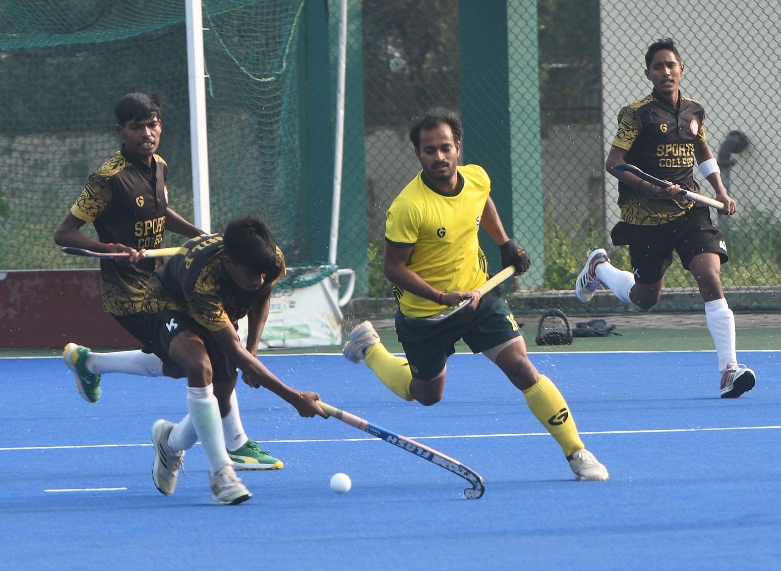फाइनल में संघर्ष करते लखनऊ साई सेंटर और सैफई स्पोर्ट्स कॉलेज के खिलाड़ी।