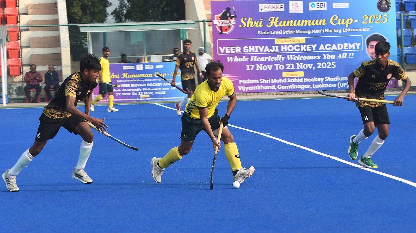 फाइनल में संघर्ष करते लखनऊ साई सेंटर और सैफई स्पोर्ट्स कॉलेज के खिलाड़ी।