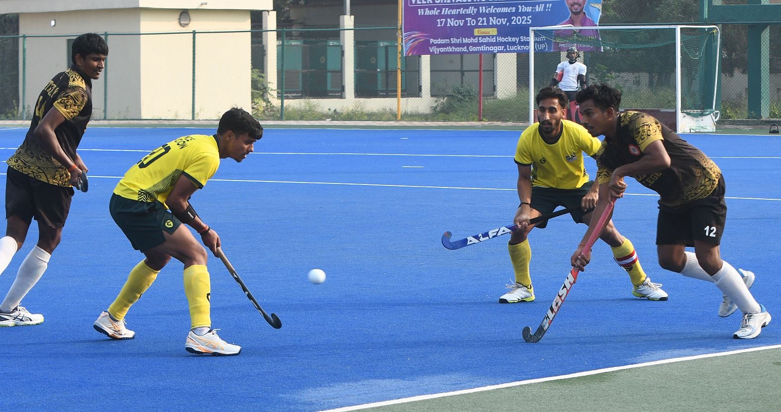 फाइनल में संघर्ष करते लखनऊ साई सेंटर और सैफई स्पोर्ट्स कॉलेज के खिलाड़ी।