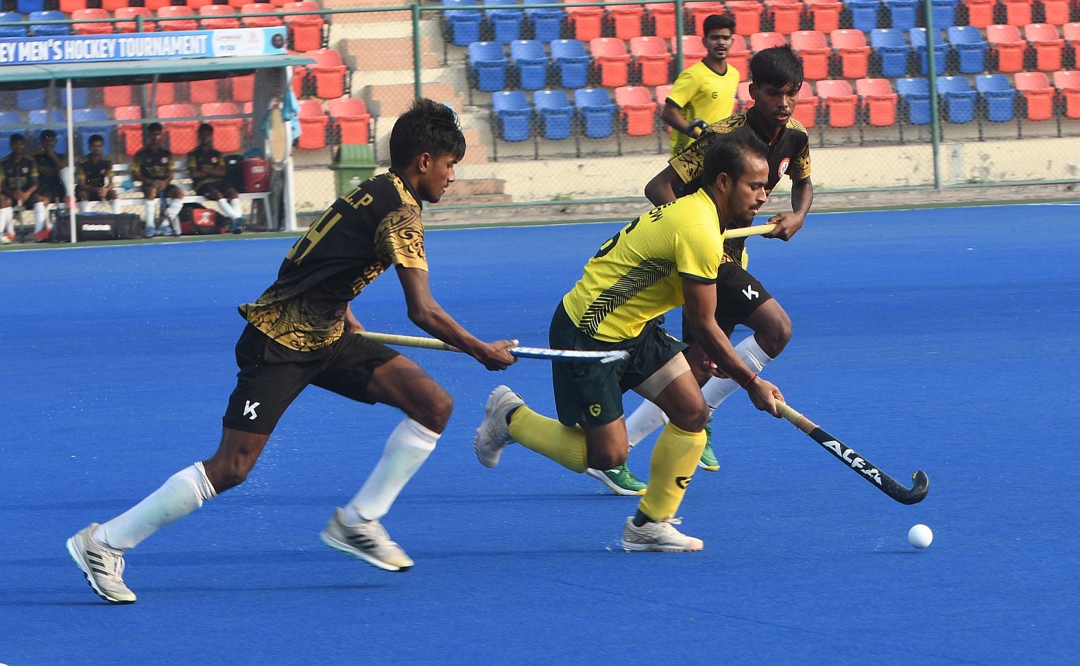 फाइनल में संघर्ष करते लखनऊ साई सेंटर और सैफई स्पोर्ट्स कॉलेज के खिलाड़ी।