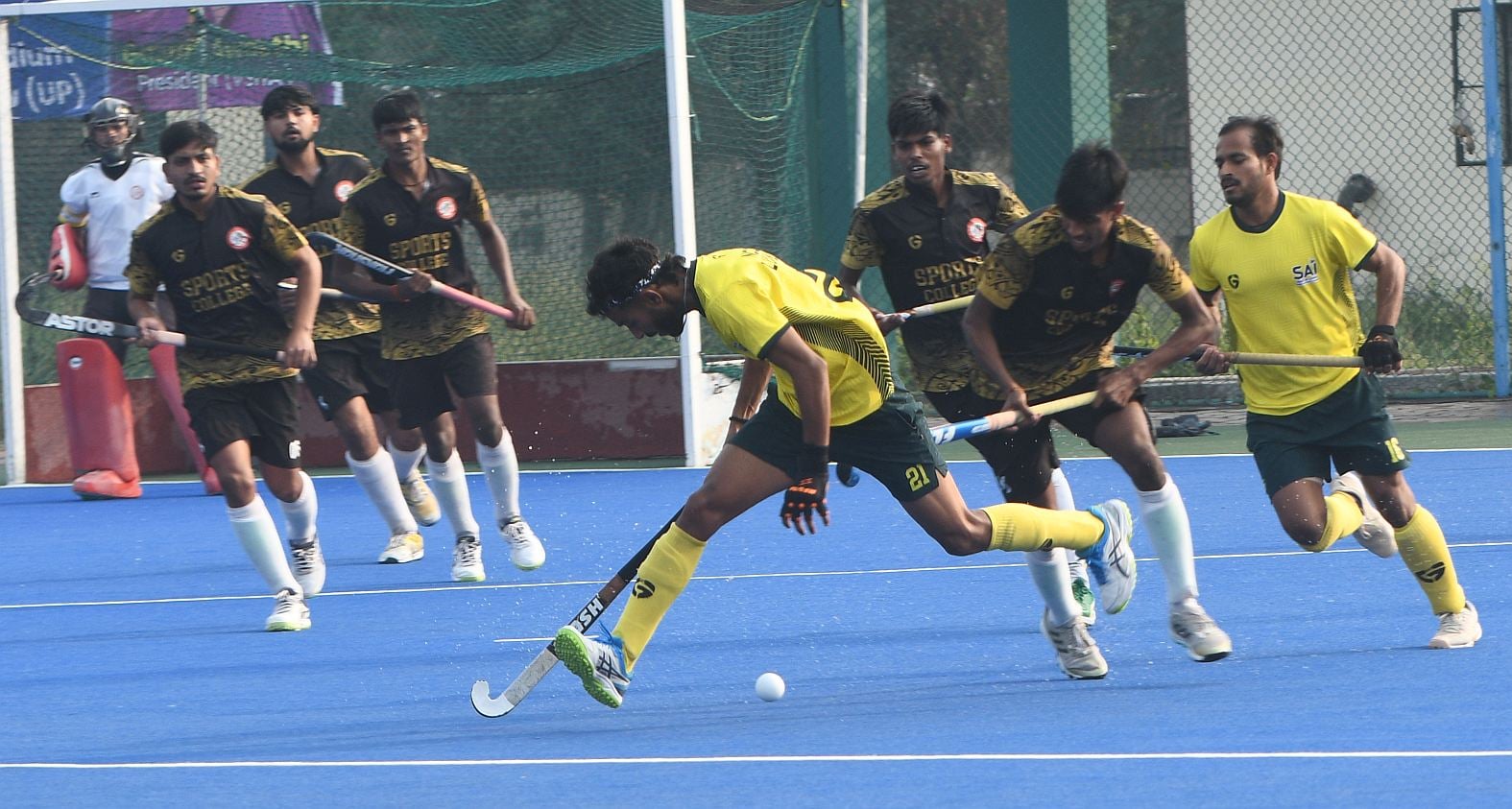फाइनल में संघर्ष करते लखनऊ साई सेंटर और सैफई स्पोर्ट्स कॉलेज के खिलाड़ी।