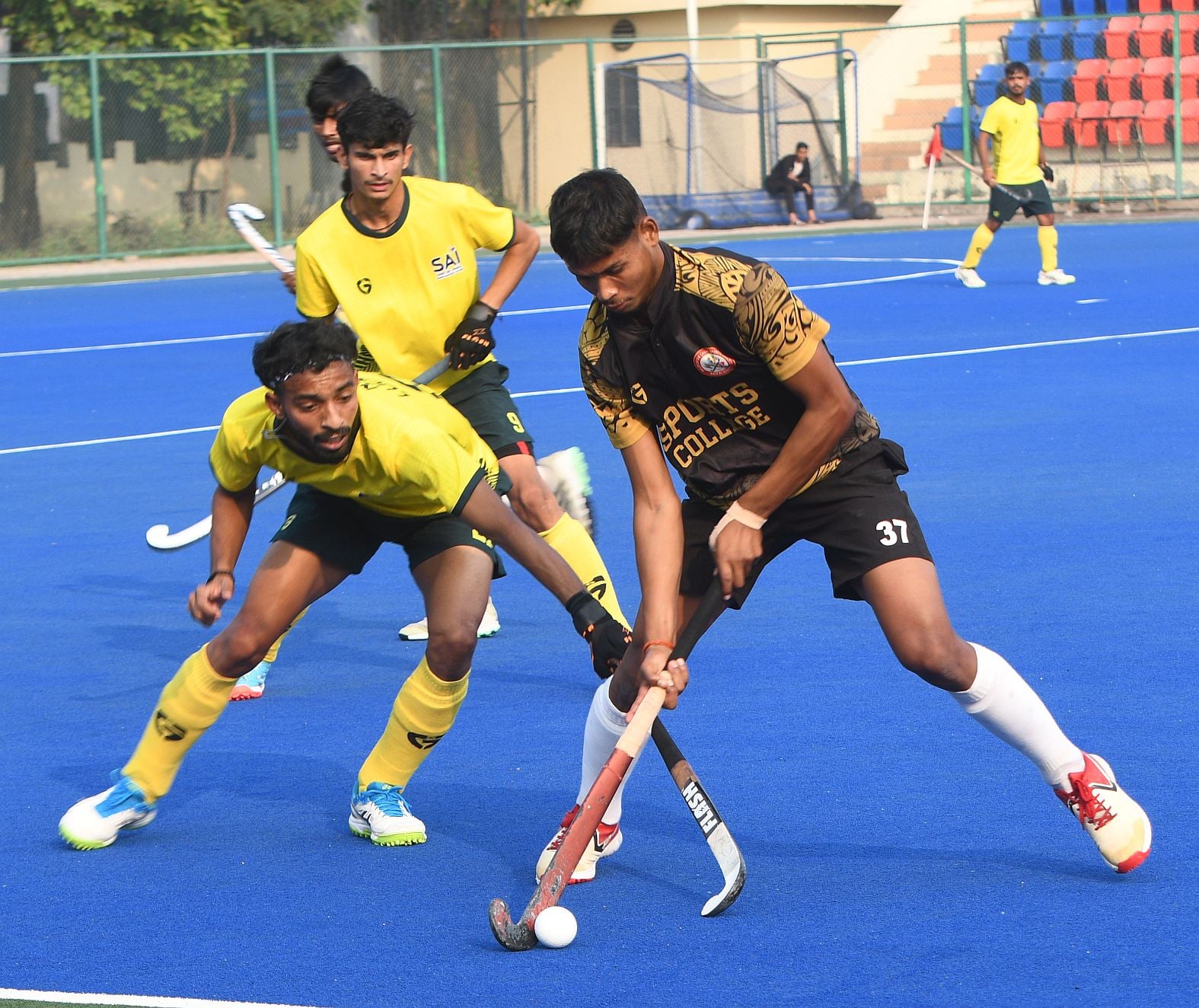 फाइनल में संघर्ष करते लखनऊ साई सेंटर और सैफई स्पोर्ट्स कॉलेज के खिलाड़ी।
