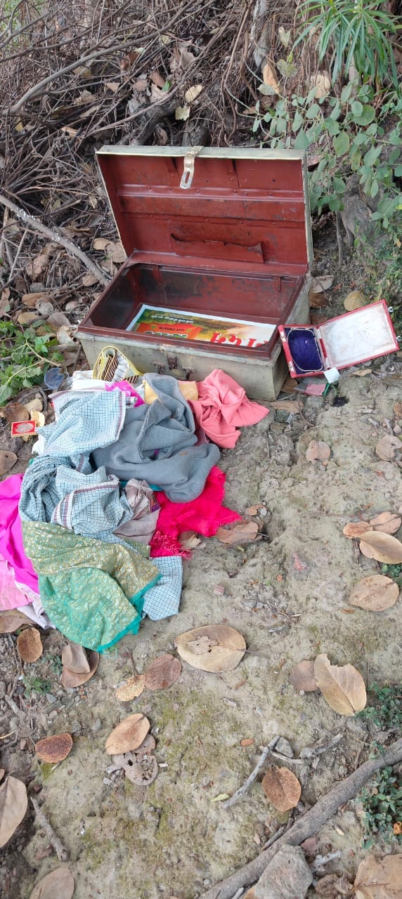 फोटो - 02 चोरों द्वारा तोड़ी गई अलमारी। संवाद