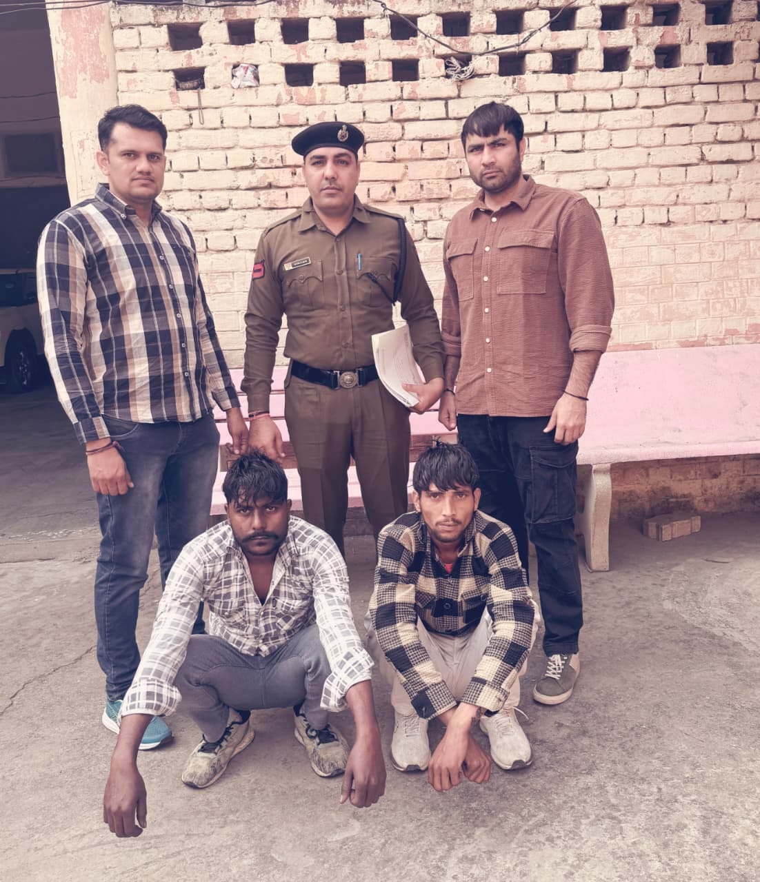 फोटो : 14: अवैध असलहा के साथ गिरफ्तार आरोपी शिवम। स्रोत पुलिस प्रवक्ता फोटो : 14: अवैध असलहा के साथ गिरफ्तार आरोपी शिवम। स्रोत पुलिस प्रवक्ता
