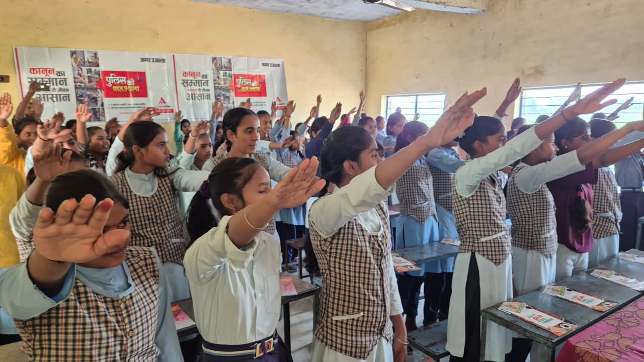फोटो-15 गौतम बुद्ध इंटर कॉलेज मतापुर में पुलिस पाठशाला में बोलते सीओ मोहम्दाबाद अजय वर्मा, प्रभ फोटो-15 गौतम बुद्ध इंटर कॉलेज मतापुर में पुलिस पाठशाला में बोलते सीओ मोहम्दाबाद अजय वर्मा, प्रभ