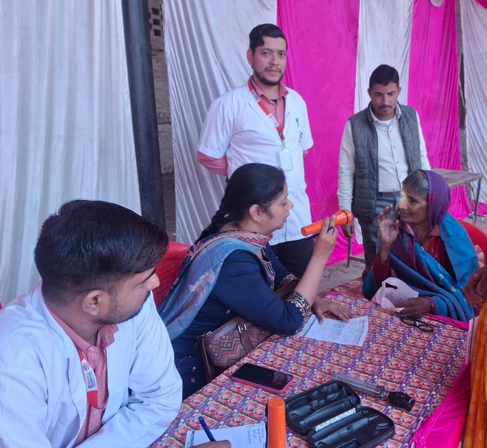 फोटो-18-मुलायम सिंह यादव के चित्र पर श्रद्धांजलि अर्पित करते समर्थक। स्रोत आयोजक