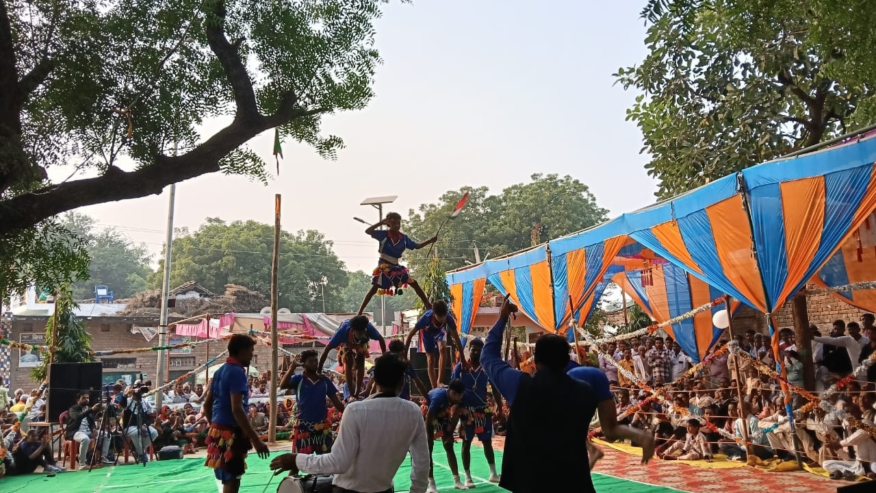 फोटो 21 एचएएमपी 12- दिवारी नृत्य में कलाकौशल का परिचय देते हुए मंगरौठ टीम के सदस्य। संवाद फोटो 21 एचएएमपी 12- दिवारी नृत्य में कलाकौशल का परिचय देते हुए मंगरौठ टीम के सदस्य। संवाद