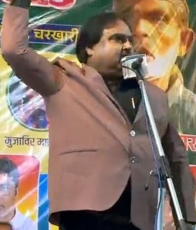 फोटो 21 एचएएमपी 21- शहर के अंदर तीन सवारी बैठाकर जाता बाइक सवार। संवाद फोटो 21 एचएएमपी 21- शहर के अंदर तीन सवारी बैठाकर जाता बाइक सवार। संवाद