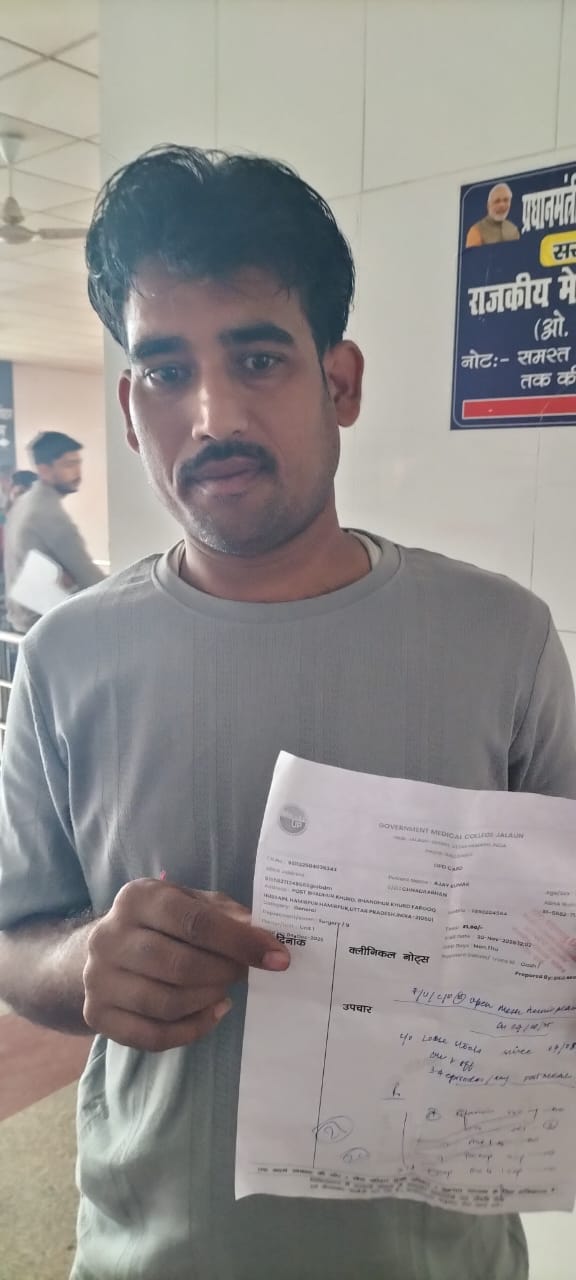 फोटो - 24 मेडिकल कॉलेज के दवा काउंटर पर लगी मरीजों की लाइन। संवाद फोटो - 24 मेडिकल कॉलेज के दवा काउंटर पर लगी मरीजों की लाइन। संवाद