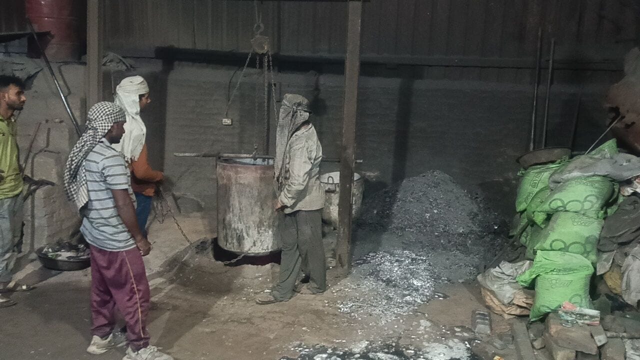 फोटो :25: सोनीपत के मुरथल औद्योगिक क्षेत्र स्थित फैक्टरी में पहुंची सीएक्यूएम व प्रशासन की टीम।