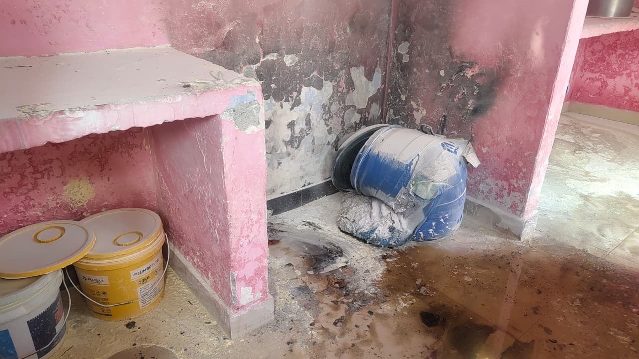 फोटो-3 गांव रायपुर के पास घटनास्थल पर लगी भीड़। संवाद