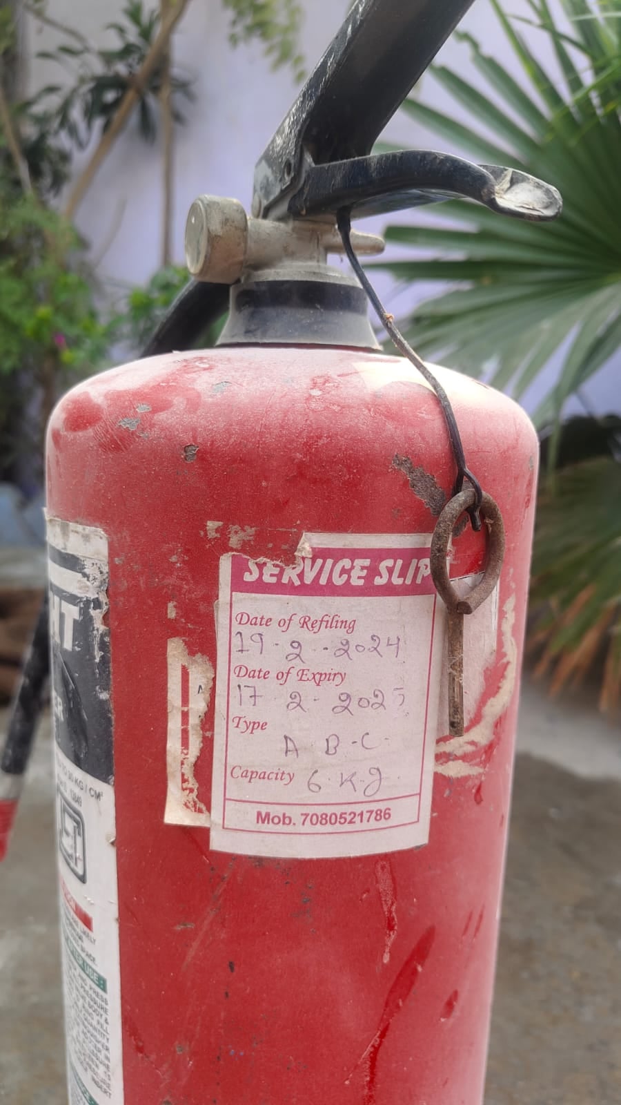 फोटो-3 गांव रायपुर के पास घटनास्थल पर लगी भीड़। संवाद