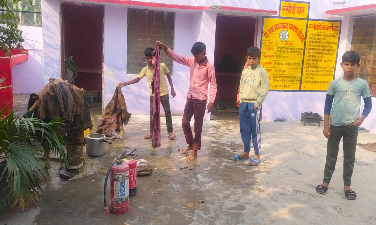 फोटो-3 गांव रायपुर के पास घटनास्थल पर लगी भीड़। संवाद