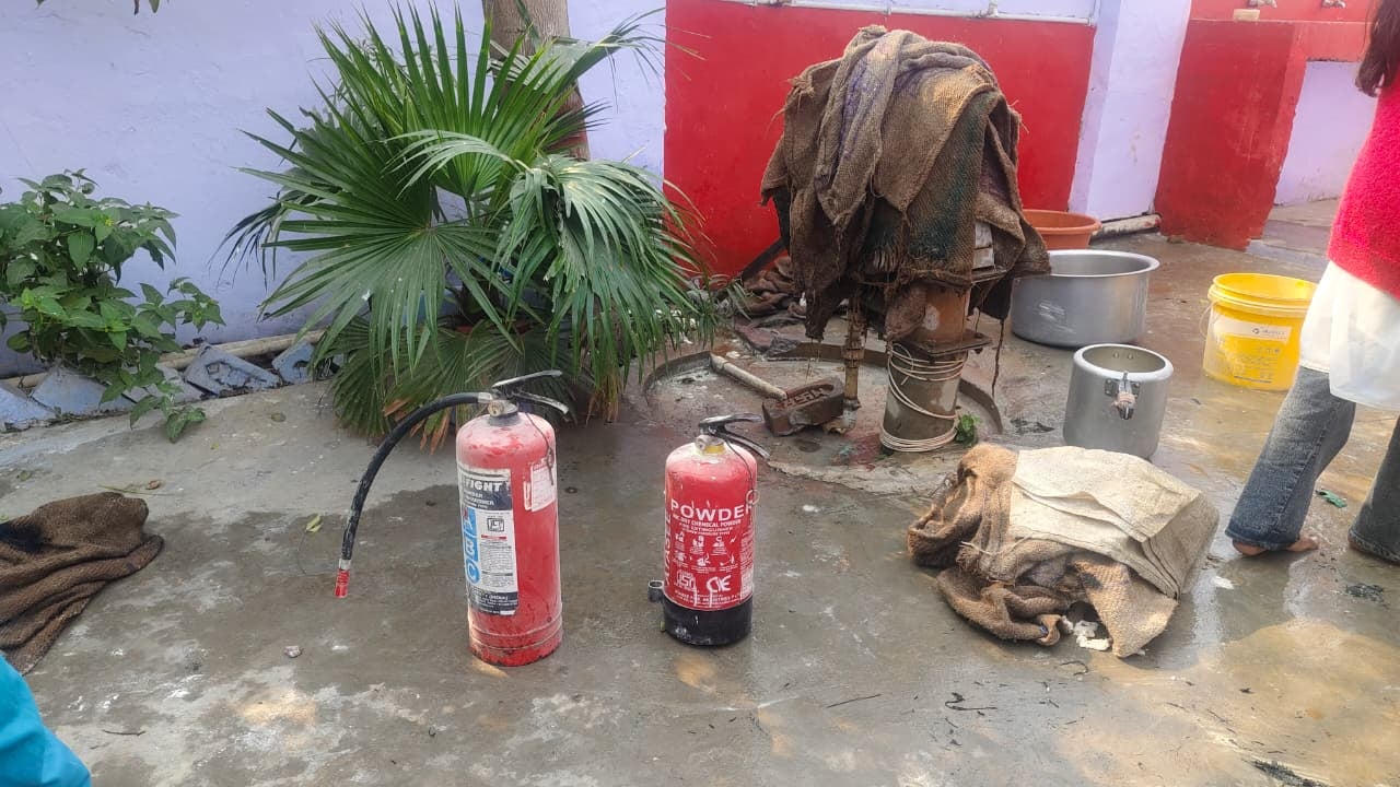 फोटो-3 गांव रायपुर के पास घटनास्थल पर लगी भीड़। संवाद