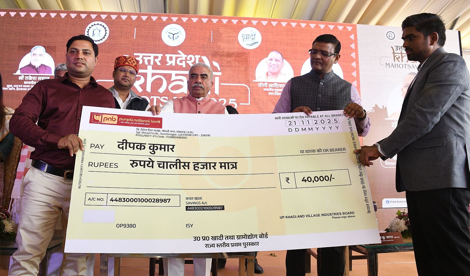 गोमतीनगर स्थित केंद्रीय संस्कृत विश्वविद्यालय परिसर में शुक्रवार से शुरू हुआ 10 दिवसीय खादी महो