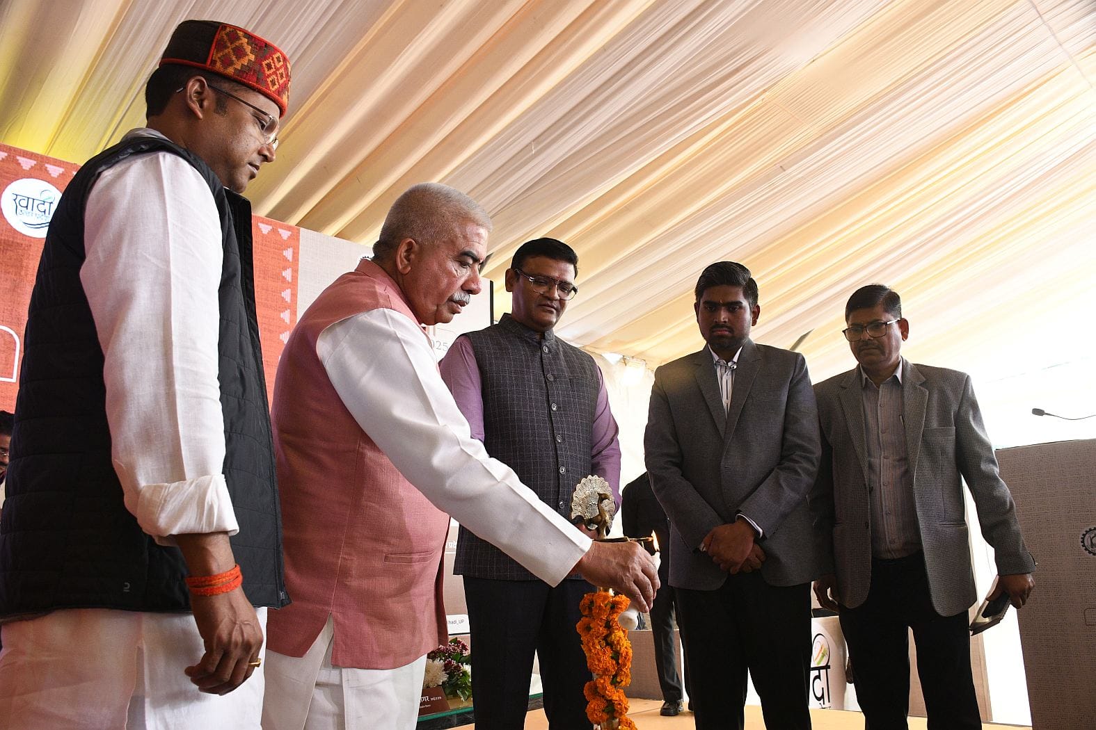 गोमतीनगर स्थित केंद्रीय संस्कृत विश्वविद्यालय परिसर में शुक्रवार से शुरू हुआ 10 दिवसीय खादी महो