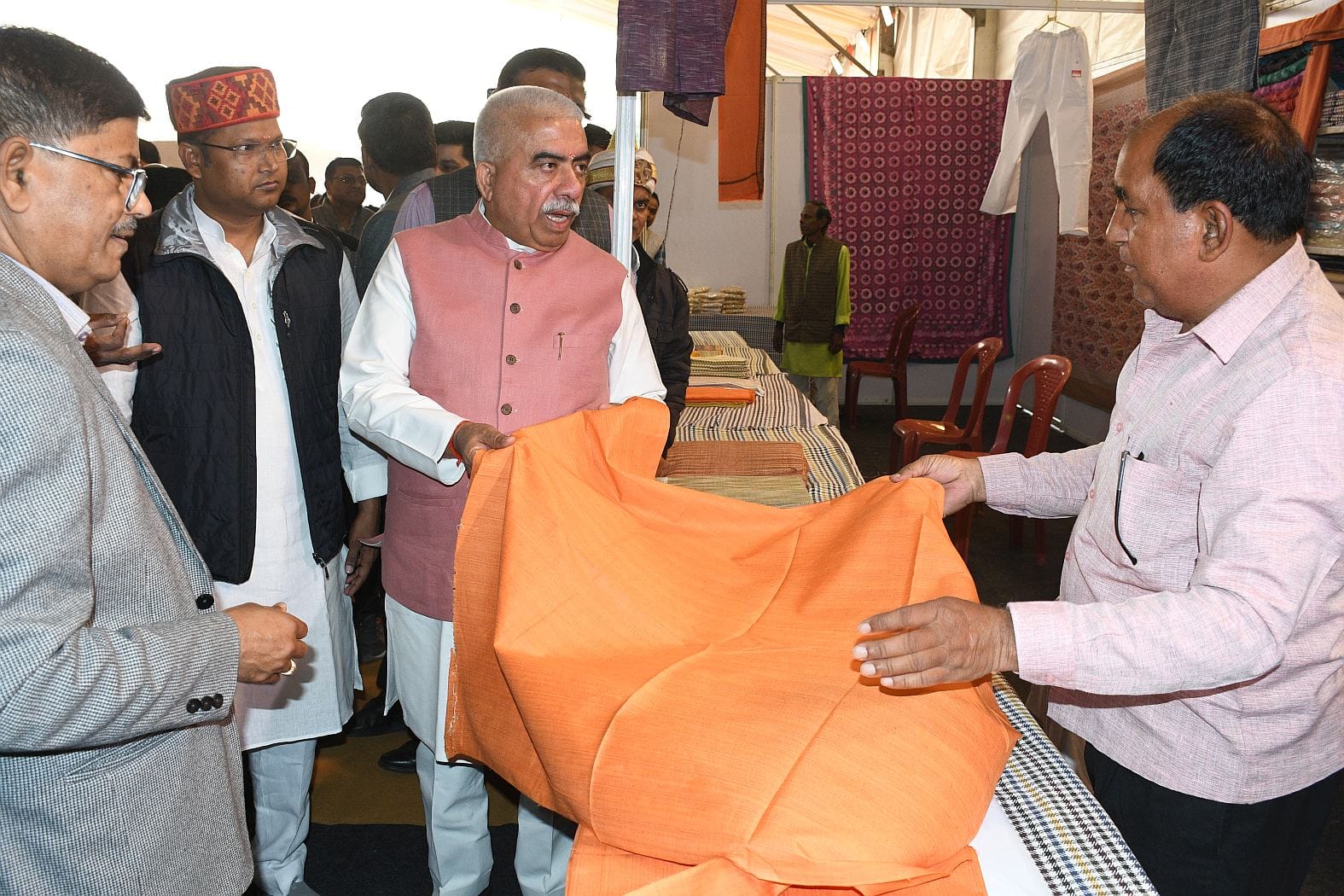 गोमतीनगर स्थित केंद्रीय संस्कृत विश्वविद्यालय परिसर में शुक्रवार से शुरू हुआ 10 दिवसीय खादी महो